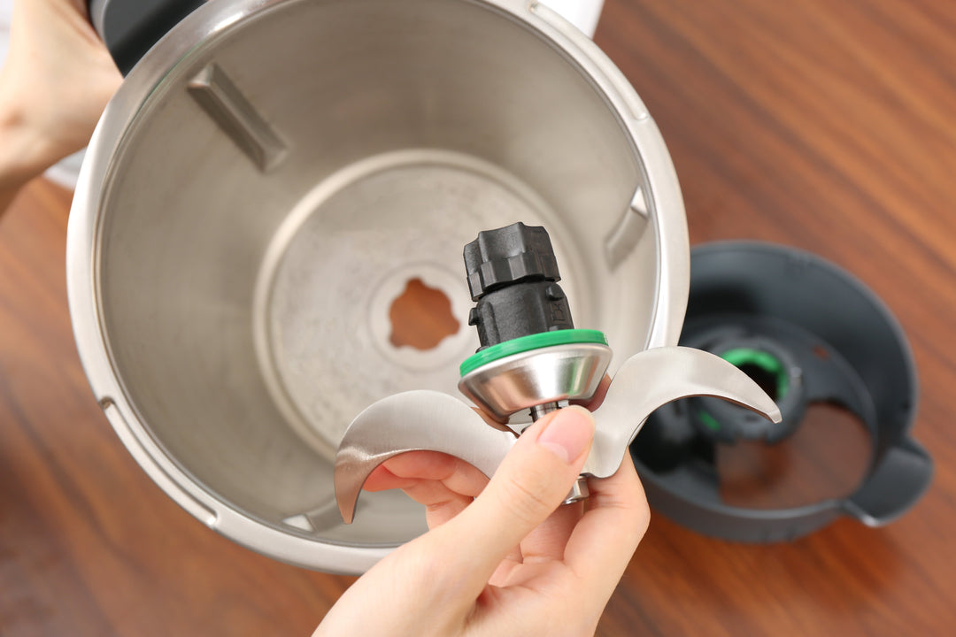 Easy-to-use Thermomix dough knife, simplifies kneading for perfect pastry and baking.