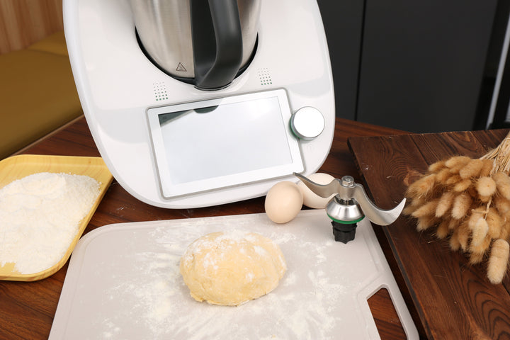 Kitchen accessory: Thermomix dough knife for kneading bread, pizza, and pastry dough effortlessly.
