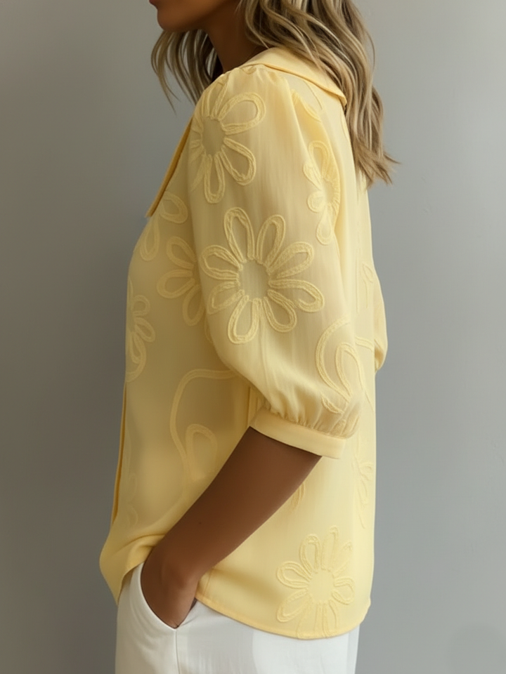 Versatile women's floral print blouse, Peter Pan collar, refined texture. Perfect for casual or elegant wear.