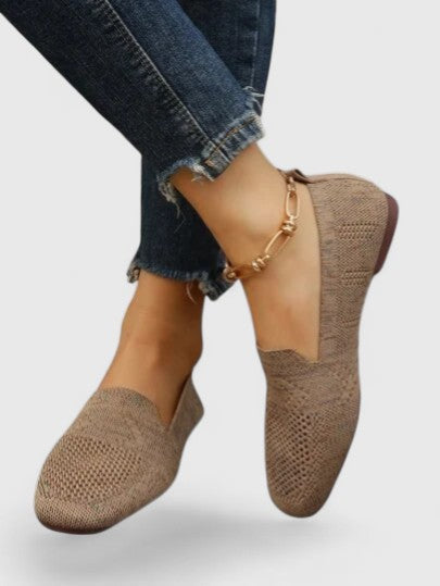 Stylish women's lace-up sneakers with orthopedic support and plush cushioning. Ideal for everyday.