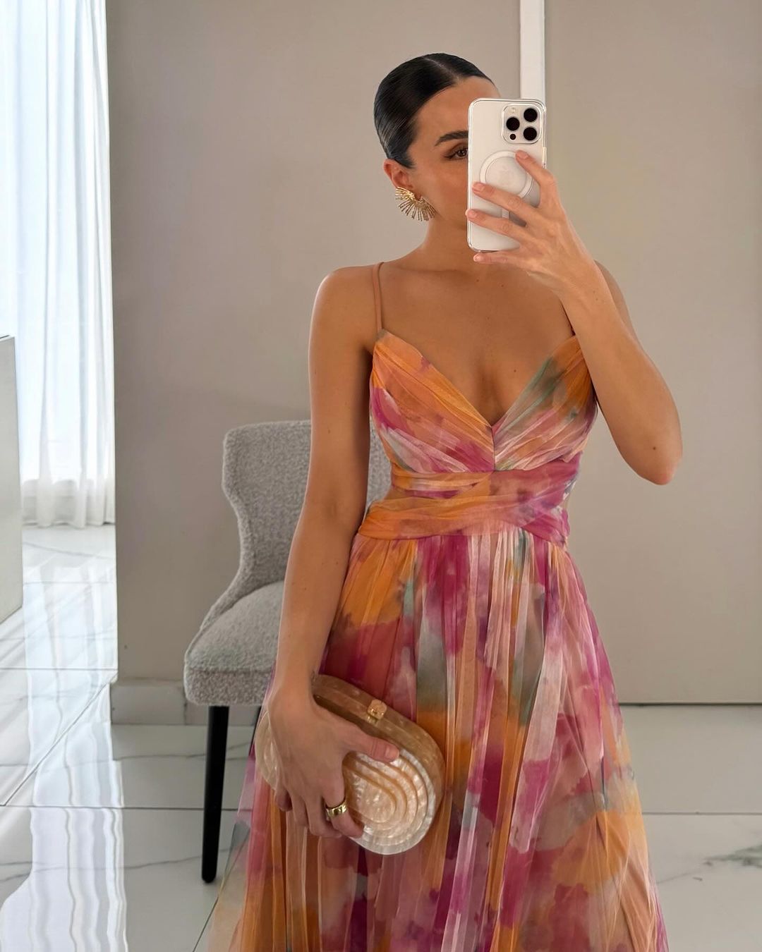 Flattering printed maxi dress, elegant and figure-hugging, ideal for women's summer parties or vacation outfits.