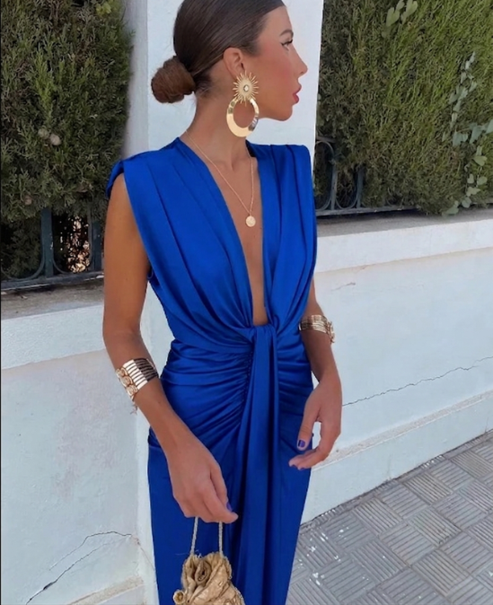 Stylish women's long pleated maxi dress, comfortable flowing fabric, elegant and flattering design.