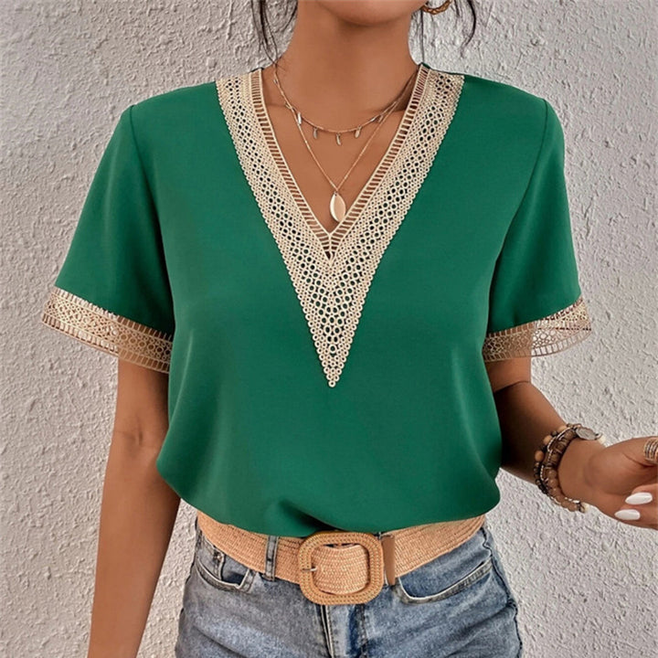 Comfortable women's t-shirt, versatile for everyday autumn wear. Chic basic with a loose fit & round neck.