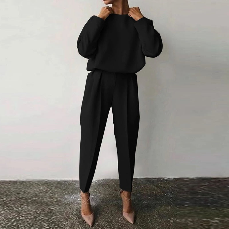 Comfortable and elegant women's two-piece suit in a chic design, perfect for a stylish, versatile outfit.