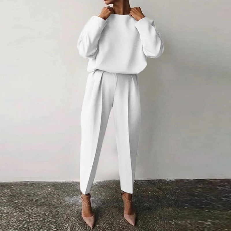 Elegant women's two-piece suit in a chic style, perfect for office or smart casual events. Comfortable and versatile.