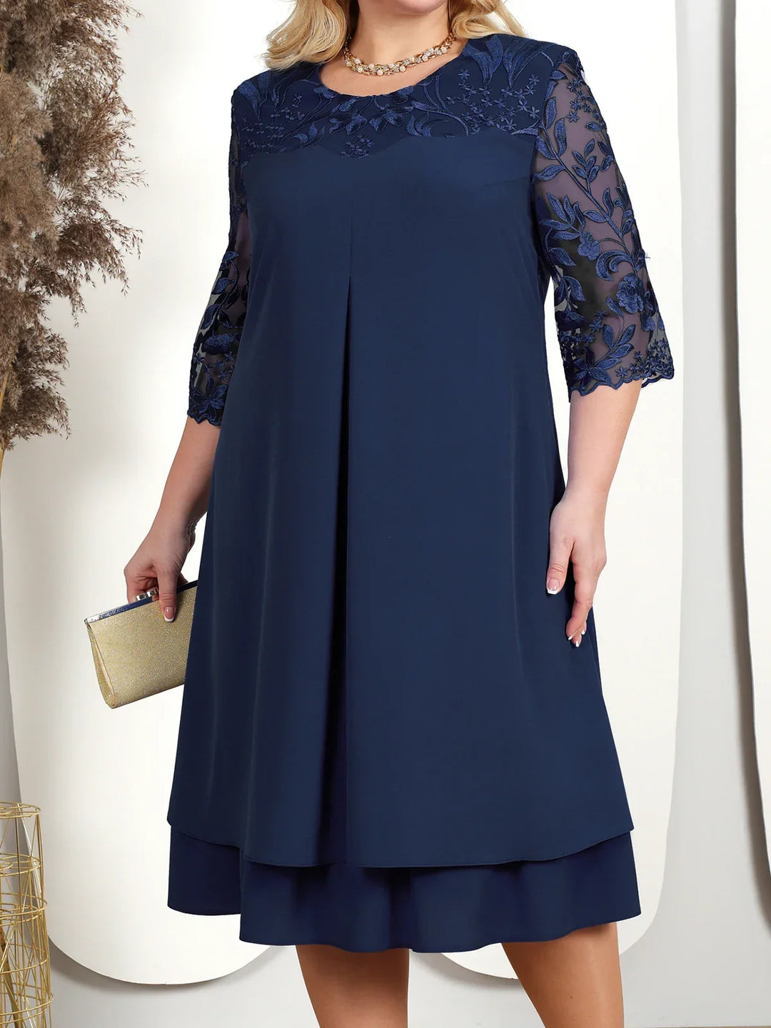 Women's embroidered plus-size banquet dress, an elegant formal gown for special occasions.