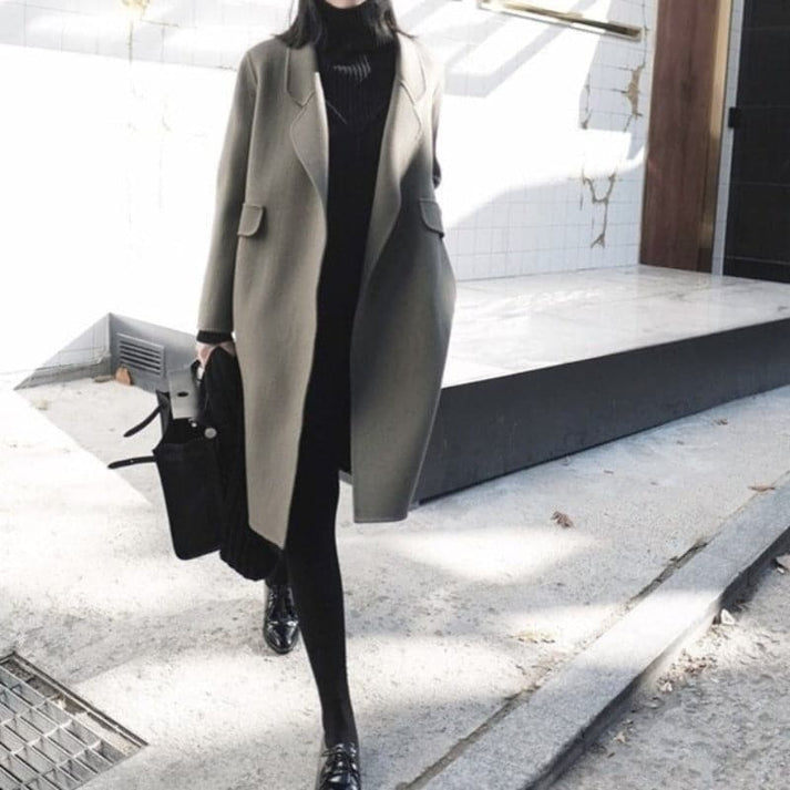 Stylish women's knee-length winter coat, Elowen model. Warm, elegant outerwear for fashionable cold weather wear.