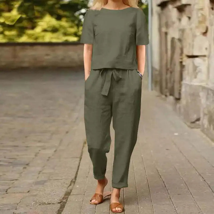 Chic women's lounge set; a comfortable and stylish two-piece outfit for relaxed everyday wear.