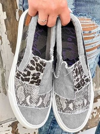 Everyday women's sneakers, comfortable & casual slip-on design with an anti-slip sole.