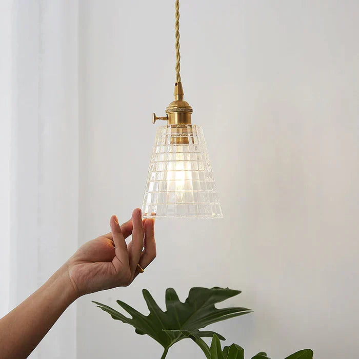 Transparent glass pendant lamp, versatile for dining rooms and kitchens.