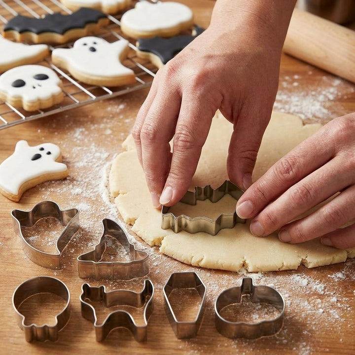 Baking tools: 7-piece Halloween cookie cutters for spooky dessert making & holiday fun.