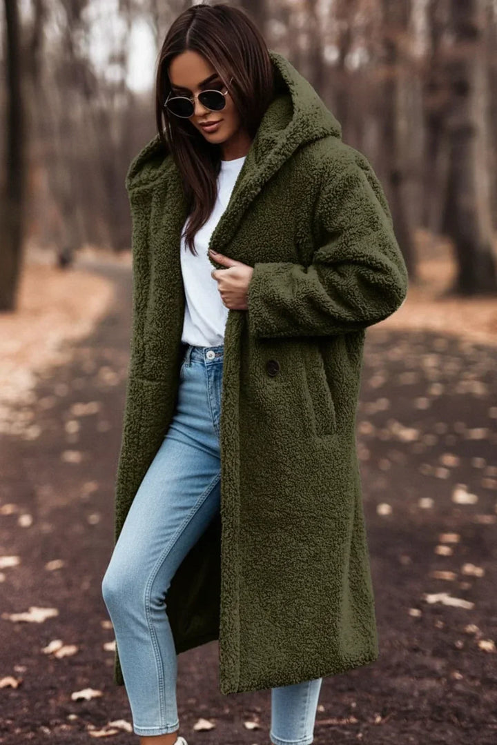 Chic women's oversized hooded winter coat, perfect for staying warm and cozy in cold weather.