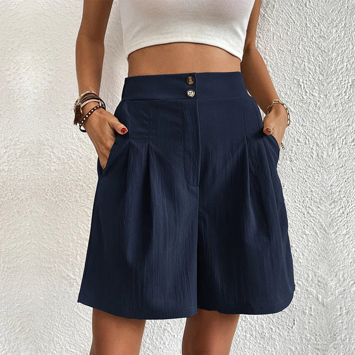 Pleated high-waist wide-leg women's shorts, offering a relaxed and comfortable summer fit.
