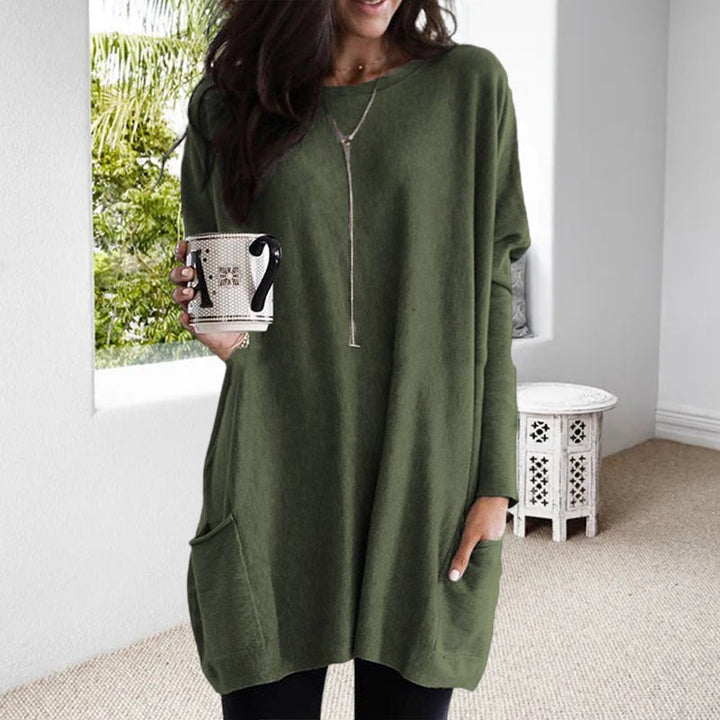 Essential women's tunic top featuring long sleeves and a classic round neck for everyday.