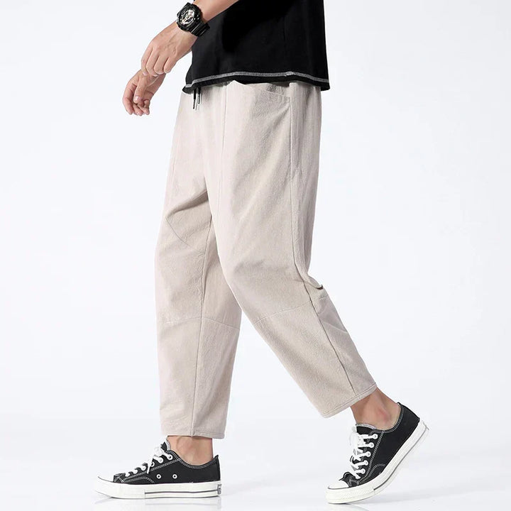 Comfortable men's drawstring cropped pants, designed for a relaxed fit and effortless casual style.