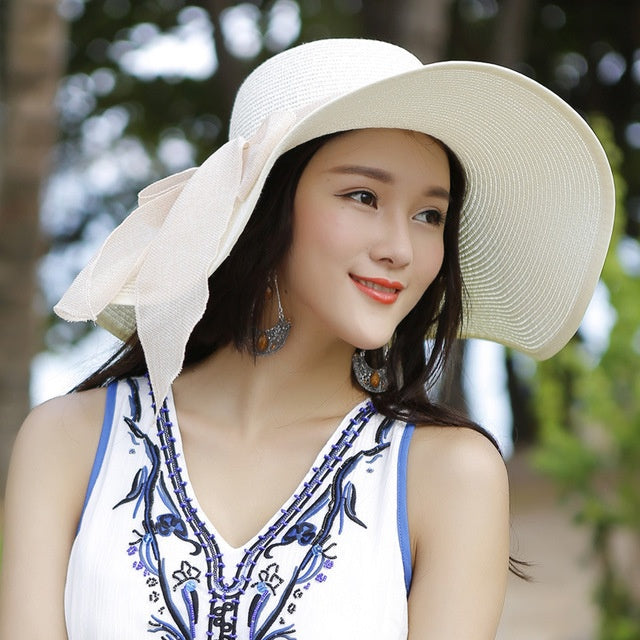 Trendy women's straw hat with sun protection. Ideal for beach, vacation, and stylish summer outdoor activities.
