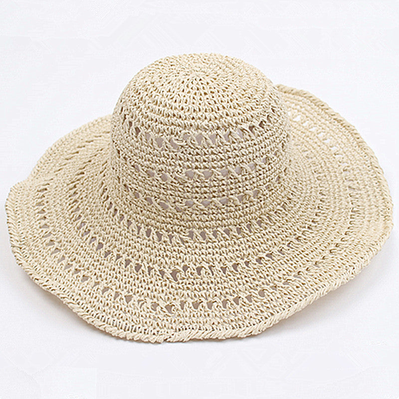 Chic women's retro flat brim summer hat, a lightweight fashion accessory for spring and sunny outings.
