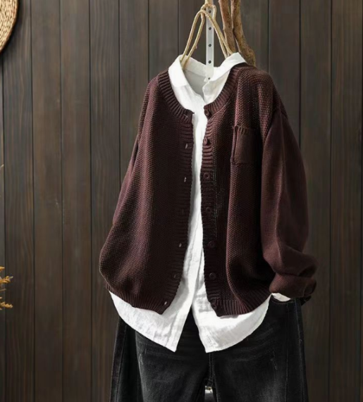 Cozy women's long-sleeve button-up cardigan, oversized for winter fashion. Ideal for warmth & versatile layering.