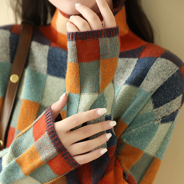Elegant women's Aurora cashmere turtleneck, a cozy & warm one-size sweater for autumn & winter.