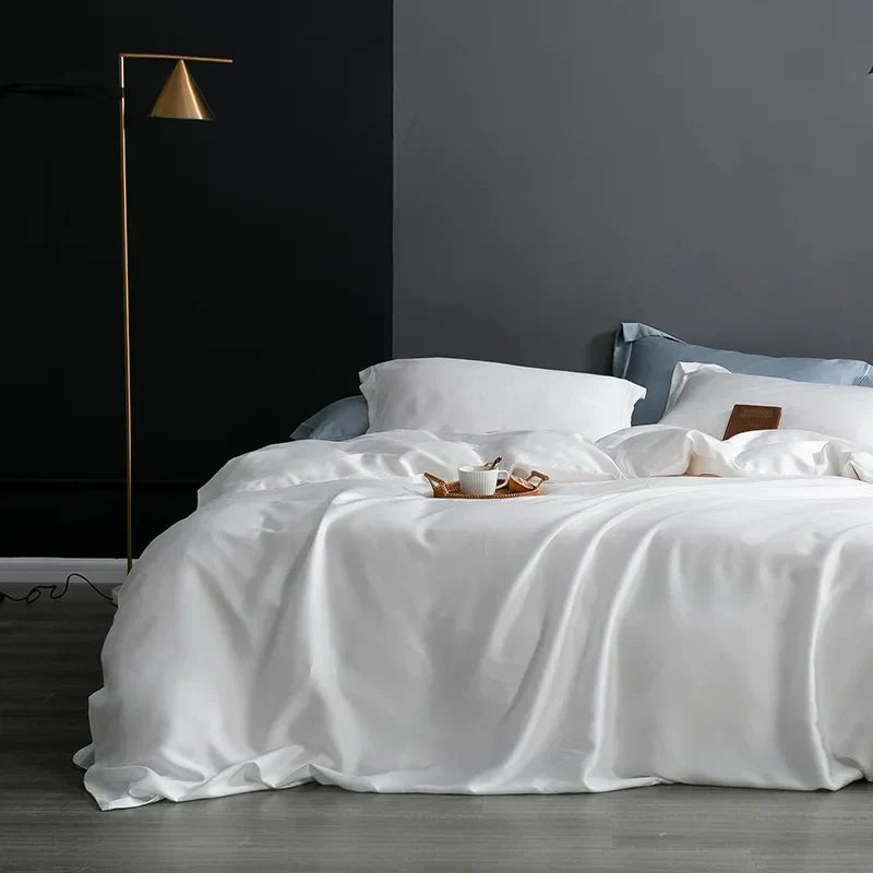 Hypoallergenic natural silk duvet cover, soft and comfortable for sensitive skin.