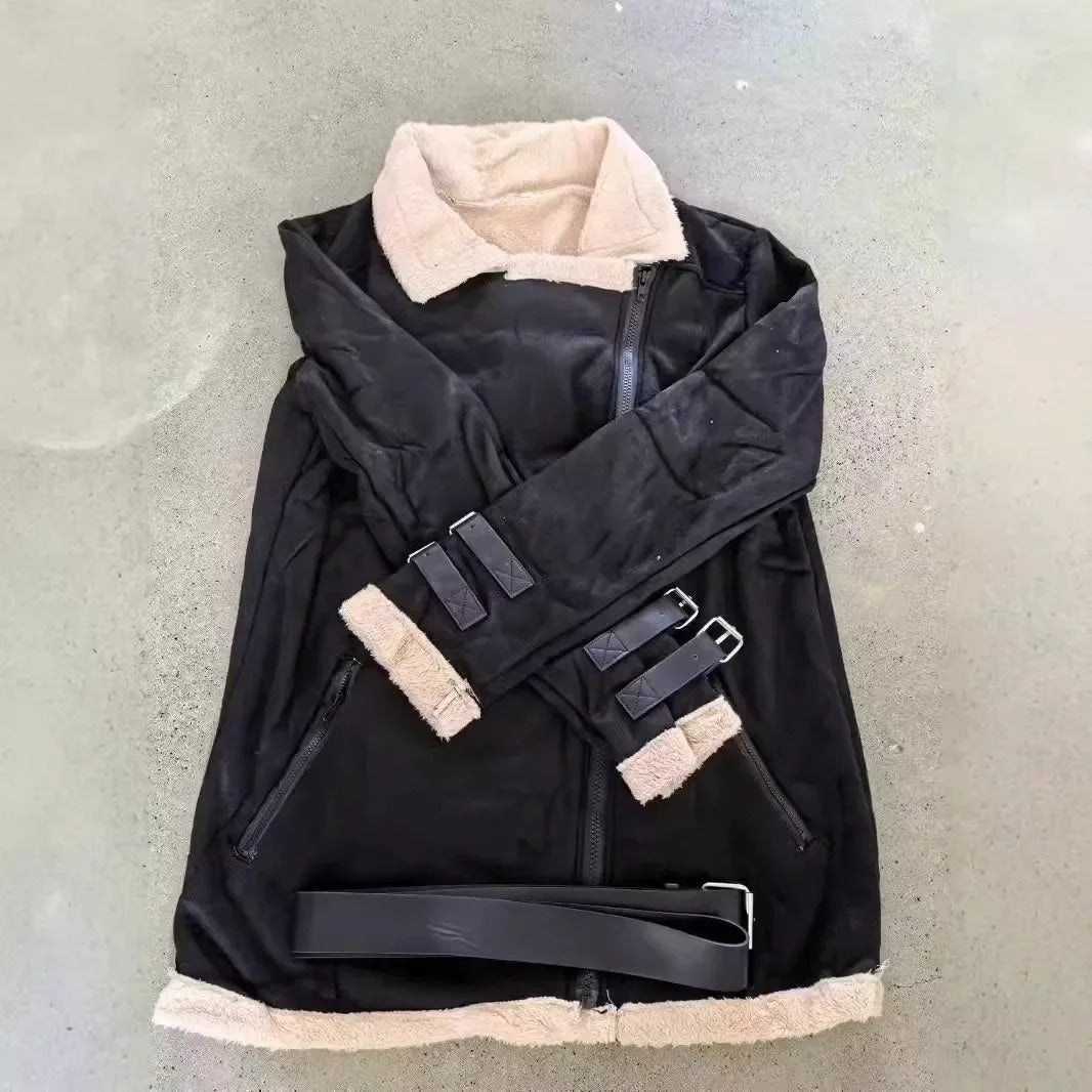 Essential women's winter coat, chic and warm with a stylish belt and convenient pockets for ultimate comfort.