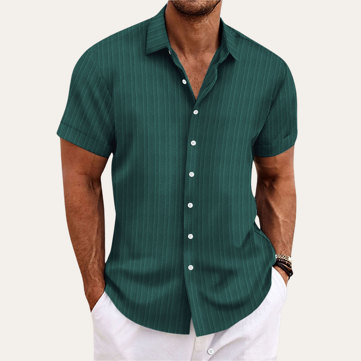 Versatile men's short sleeve button-up shirt, ideal for a casual summer look.
