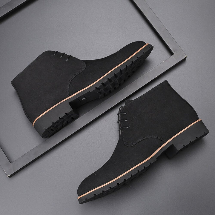 Stylish men's slip-on ankle boots, featuring a sleek design for versatile casual and street fashion.