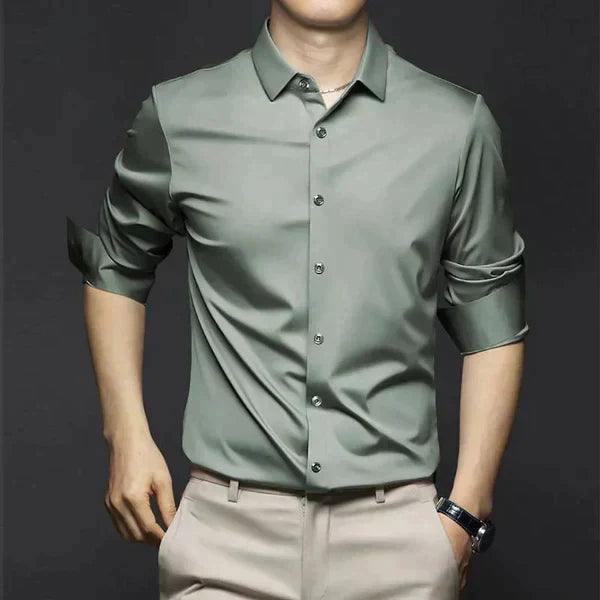Modern men's elegant summer shirt. Iron-free comfort & breathable design for stylish warm-weather fashion.