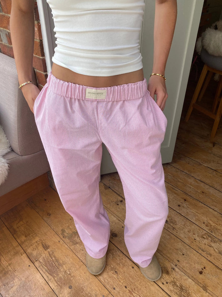 Women's relaxed fit lounge pants with pockets for ultimate comfort, ideal for casual everyday wear.