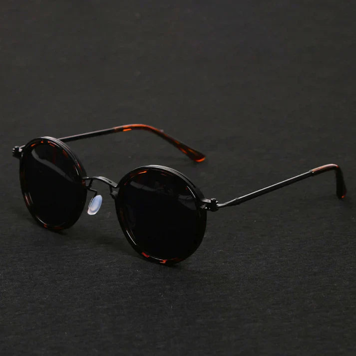 Premium unisex polarized sunglasses: metal frame, UV400 eye protection, glare reduction. Perfect fashion accessory.