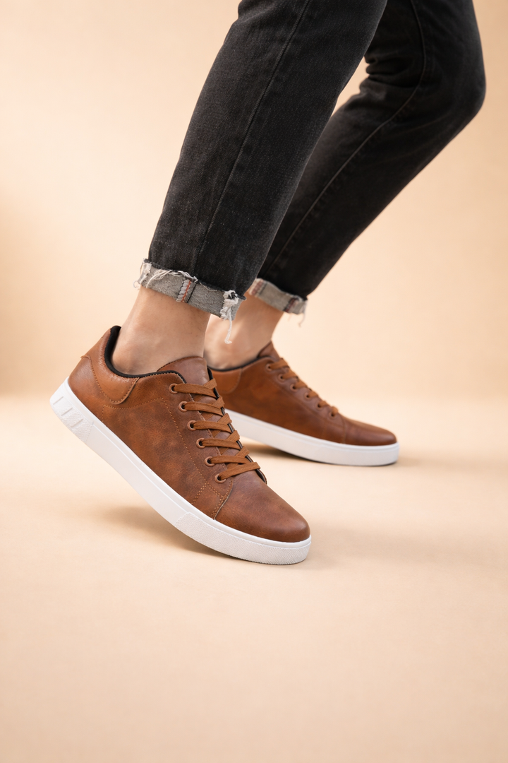 Lightweight men's low-top everyday sneakers, combining comfort with classic casual style.