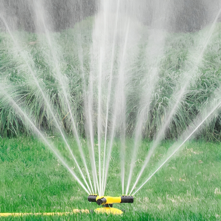 360° rotating lawn sprinkler with adjustable spray for efficient garden irrigation & water saving.