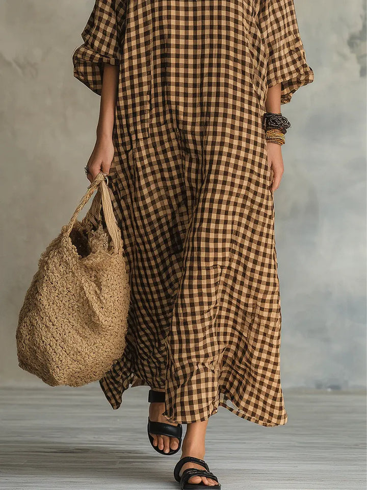 Casual women's gingham maxi dress, oversized fit, flowy silhouette, V-neck, bishop sleeves; ideal for summer.