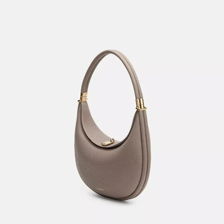Chic women's versatile handbag, an elegant everyday fashion accessory for a sophisticated and modern look.