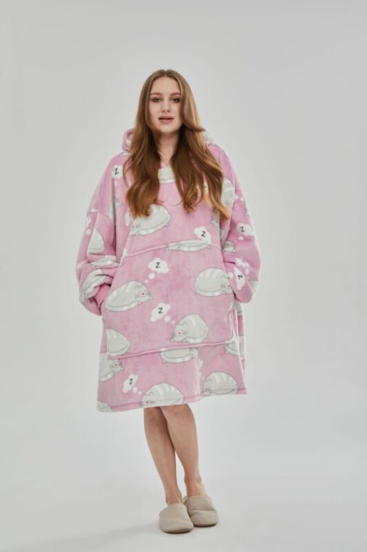 White oversized winter hoodie blanket, a fluffy lounge wear essential for home comfort.