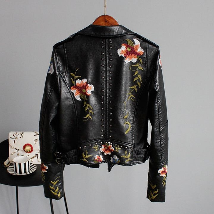 Versatile women's cropped zip jacket, made from faux leather, ideal for adding a stylish touch to any casual outfit.