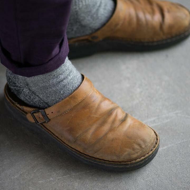 Casual men's breathable slippers, ensuring comfortable daily wear indoors & outdoors.