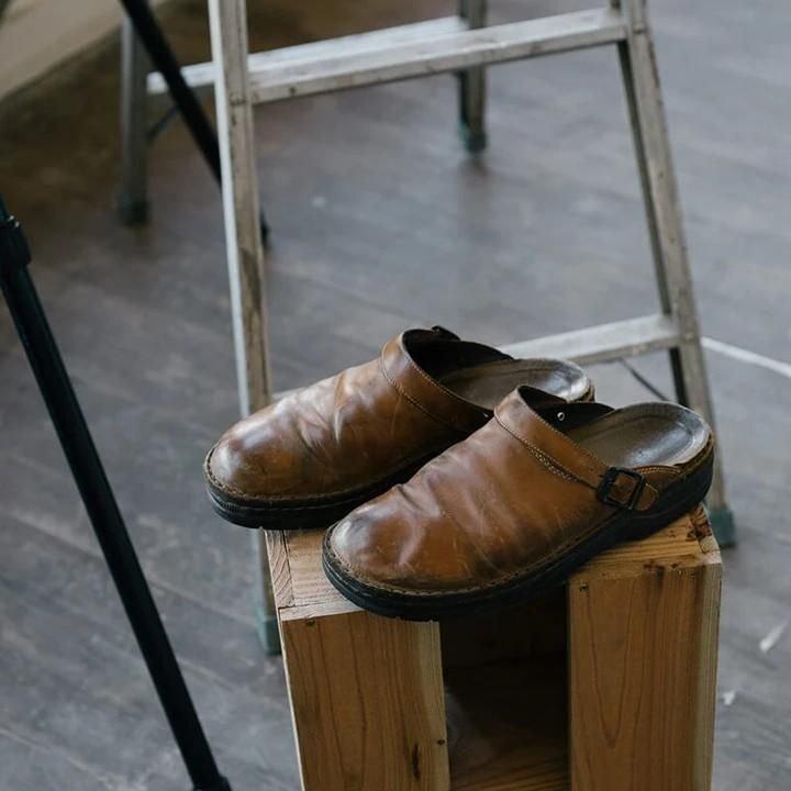 Men's versatile support slippers, offering comfort for indoor & outdoor casual activities.