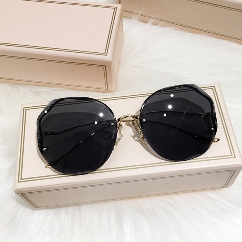 Trendy women's ombre sunglasses for a chic boho look. Offers excellent UV protection & stylish design.