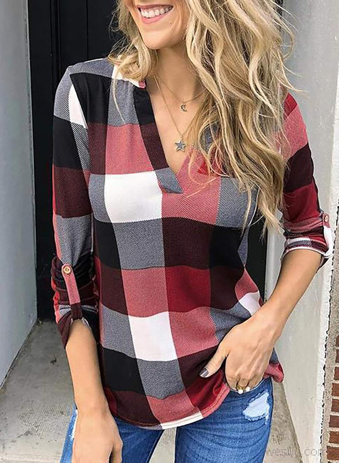 Stylish women's checked blouse, a comfortable and chic option for versatile fashion.