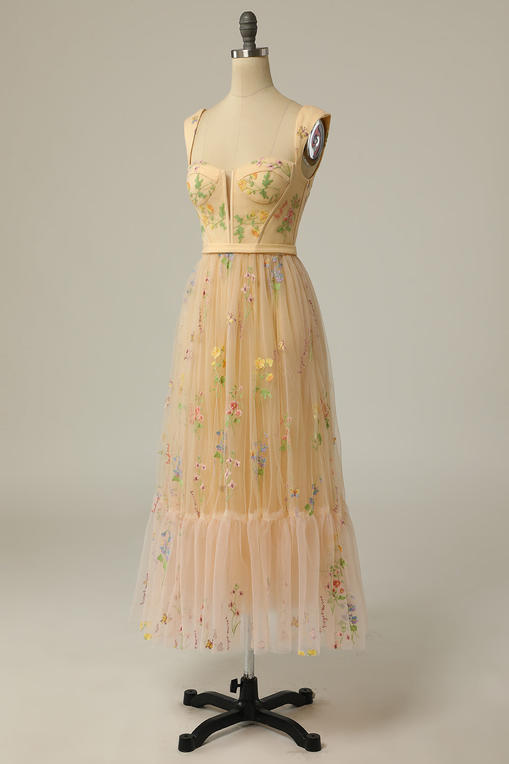 Elegant women's A-line ball gown, a long embroidered evening dress for special occasions.