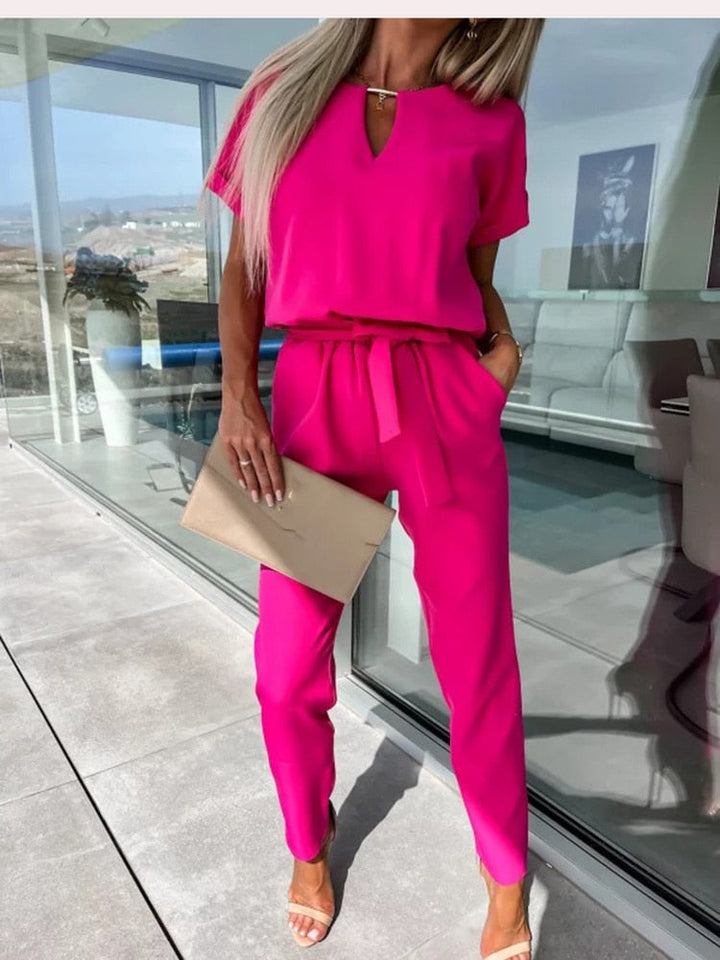 Versatile women's wide leg jumpsuit, comfortable and stylish, ideal for casual chic or elegant occasions.