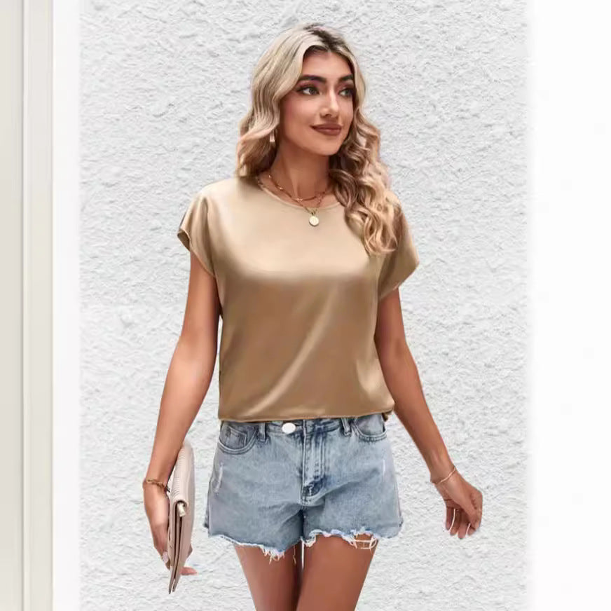 Comfortable women's loose-fit batwing top, ideal for effortless everyday wear and spring fashion.