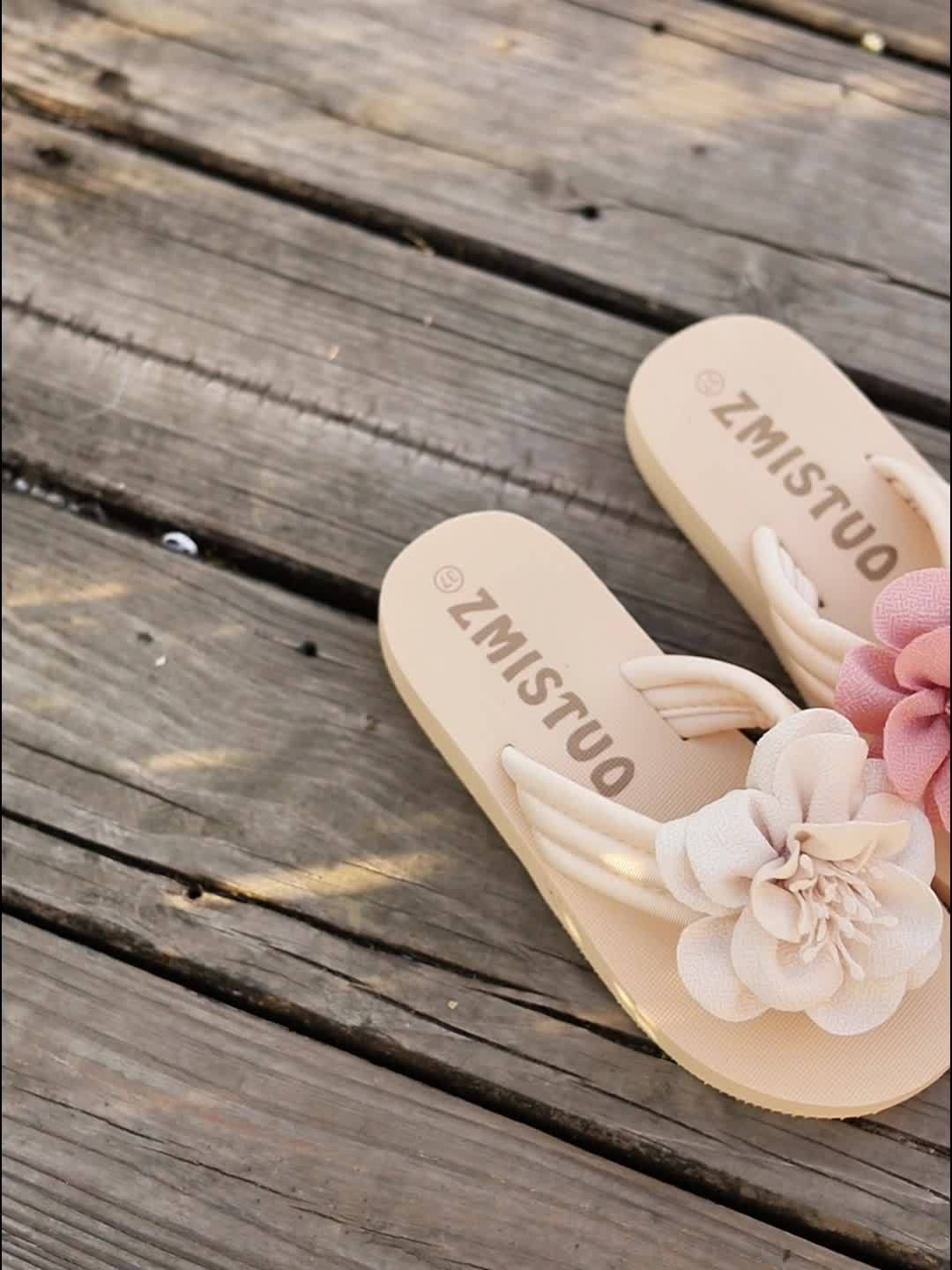 Feminine floral summer comfort slippers for women, ideal for outdoor leisure.