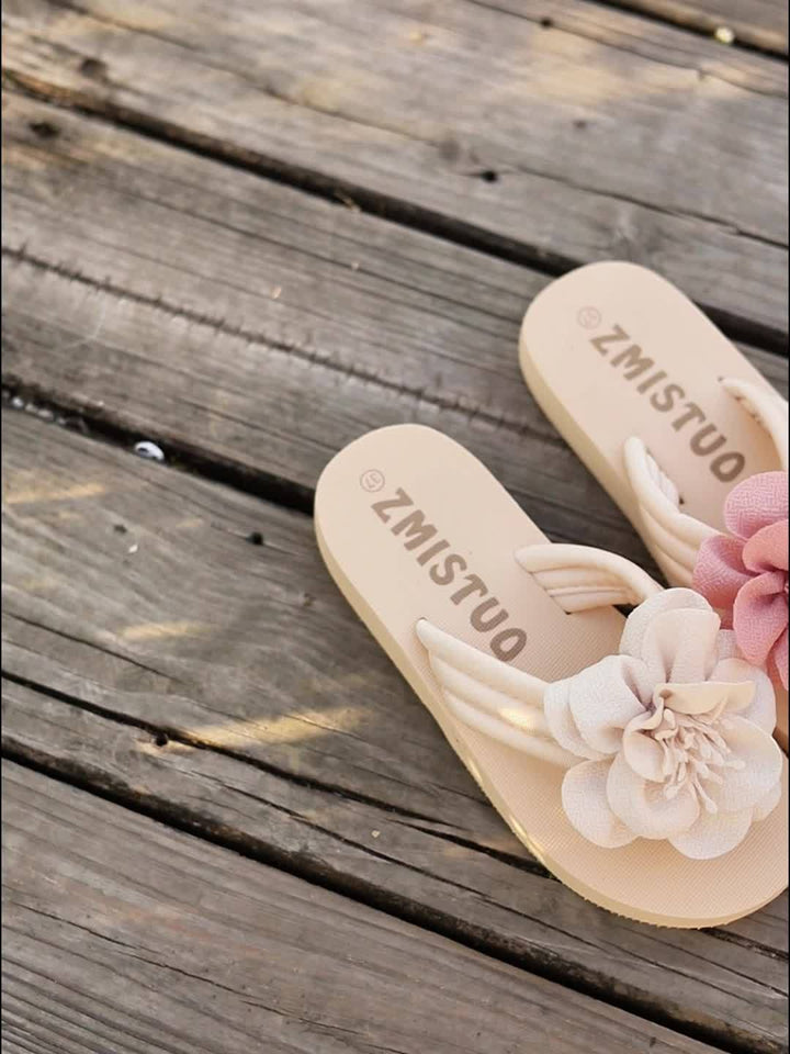 Feminine floral summer comfort slippers for women, ideal for outdoor leisure.