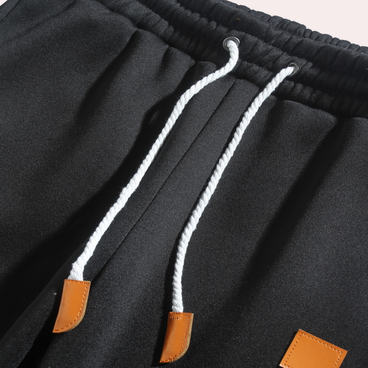 Stay comfortable all day in these men's relaxed fit jogging pants, blending style & ease.