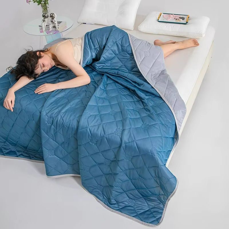 Breathable unisex summer cooling quilt for optimal comfort in air-conditioned rooms & warm climates.
