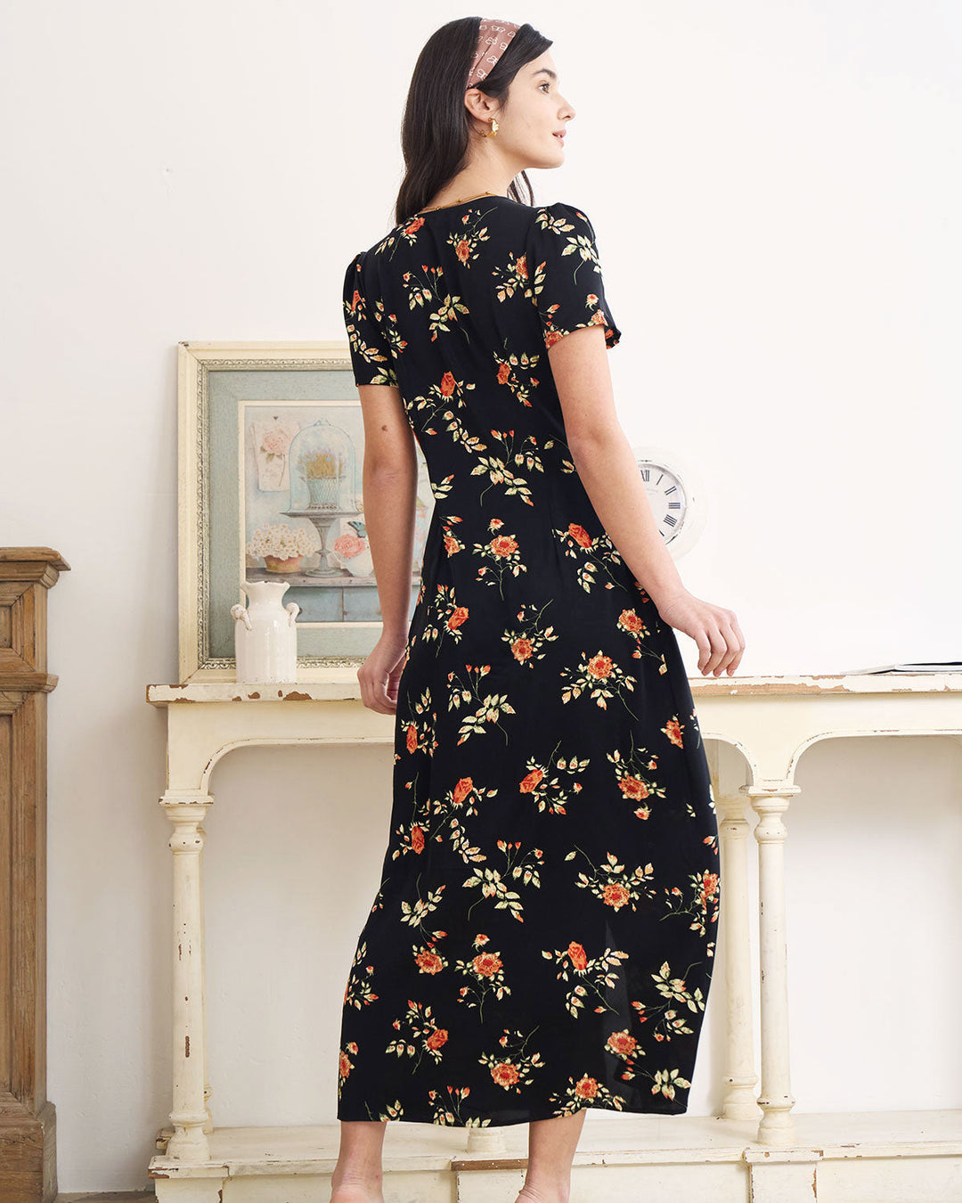 Stylish women's floral V-neck short-sleeve maxi dress. An essential printed day dress for summer events.