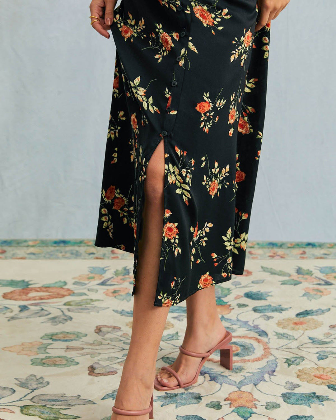 Chic women's floral V-neck short-sleeve maxi dress. A stylish printed summer dress for any day.