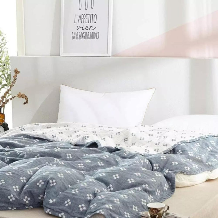 Luxurious soft cotton geometric throw blanket, fluffy and warm, a perfect addition to any space.